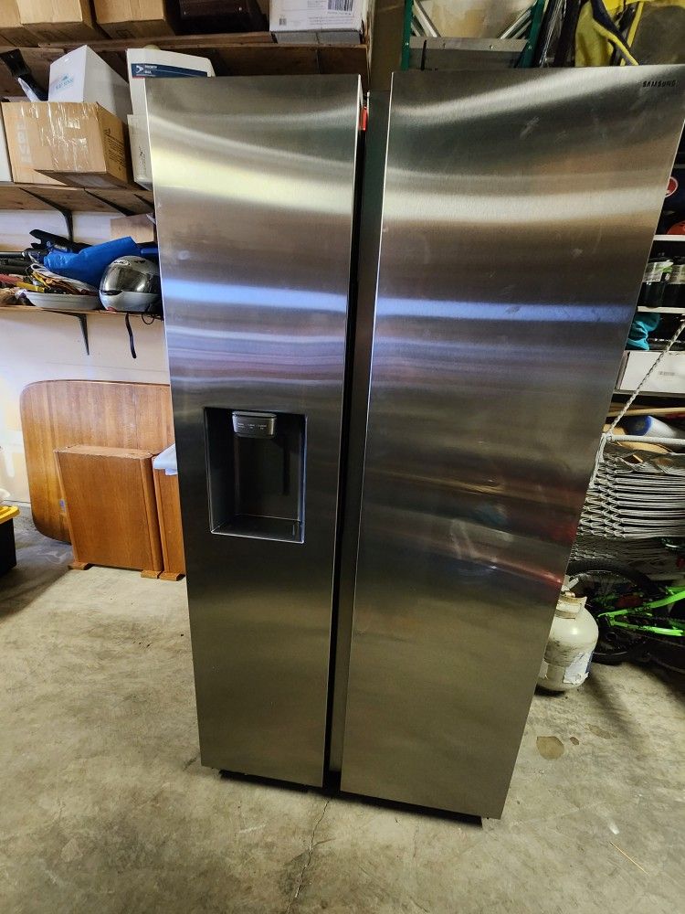 2024 Samsung Refrigerator (Model RS27T5200SR)