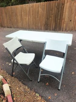 Party table 6 ft + 2 chairs