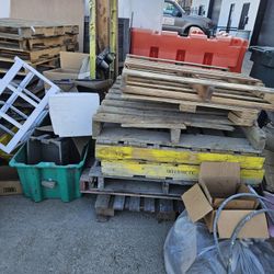 FREE PALLETS DIFFERNT SIZES INCLUDING LONG  FREE BINS AND  LARGE NEW BOXES ALL DUSTY