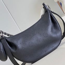 Black grain-textured embossed crescent-shaped underarm bag Dimensions: 26 x 17 x 7.5 cm

