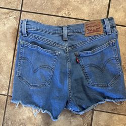 Women’s Levi’s hi rise size 4 stretchy