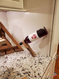 Floating wine bottle holder