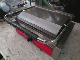 Avantco PG200S Panini Sandwich Grill Smooth Plates 8 3/4" Cooking Surface - 120V, 1750W