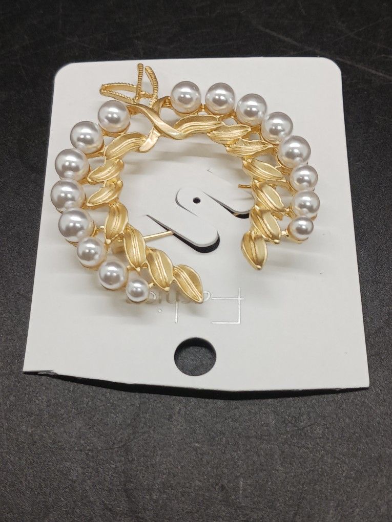 Elegant costume Pearl Brooch