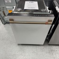 Café 24 In. Built In Top Control Dishwasher 