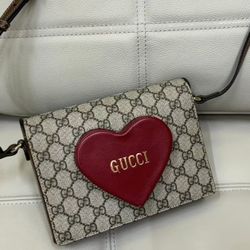 Gucci classic printed canvas heart-shaped chain bag