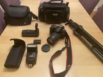Canon 60d 2 batteries, tripod, battery grid, flash, 2 bags