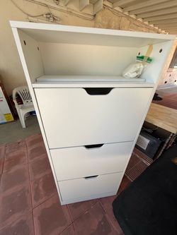 Show cabinet 18 pairs