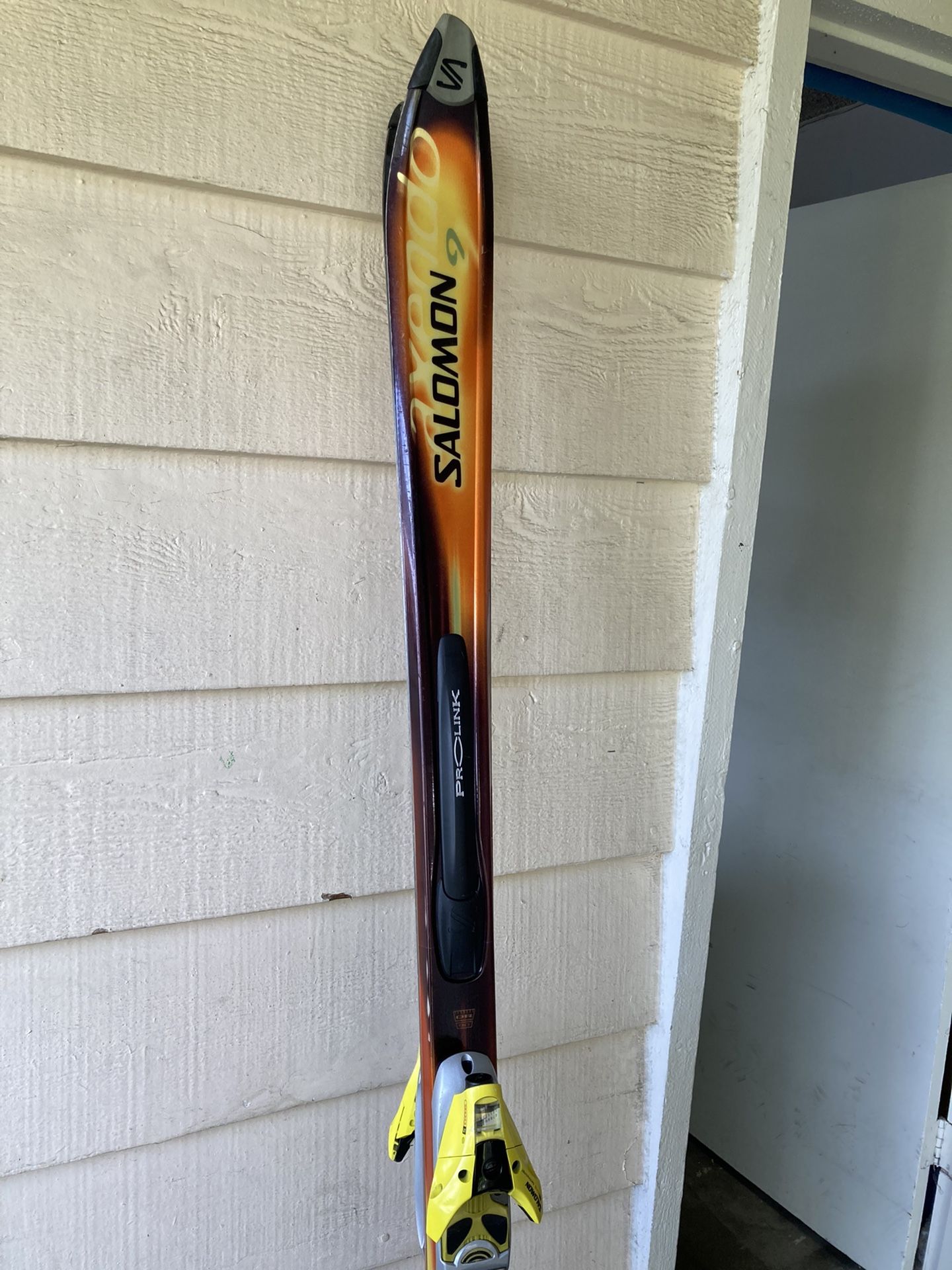 Solomon Axendo 9 Downhill Skis. Excellent Condition . Very Little Use. With Soloman 900s Bindings.  