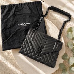 ENVELOPE MEDIUM IN QUILTED GRAIN DE POUDRE EMBOSSED LEATHER BLACK