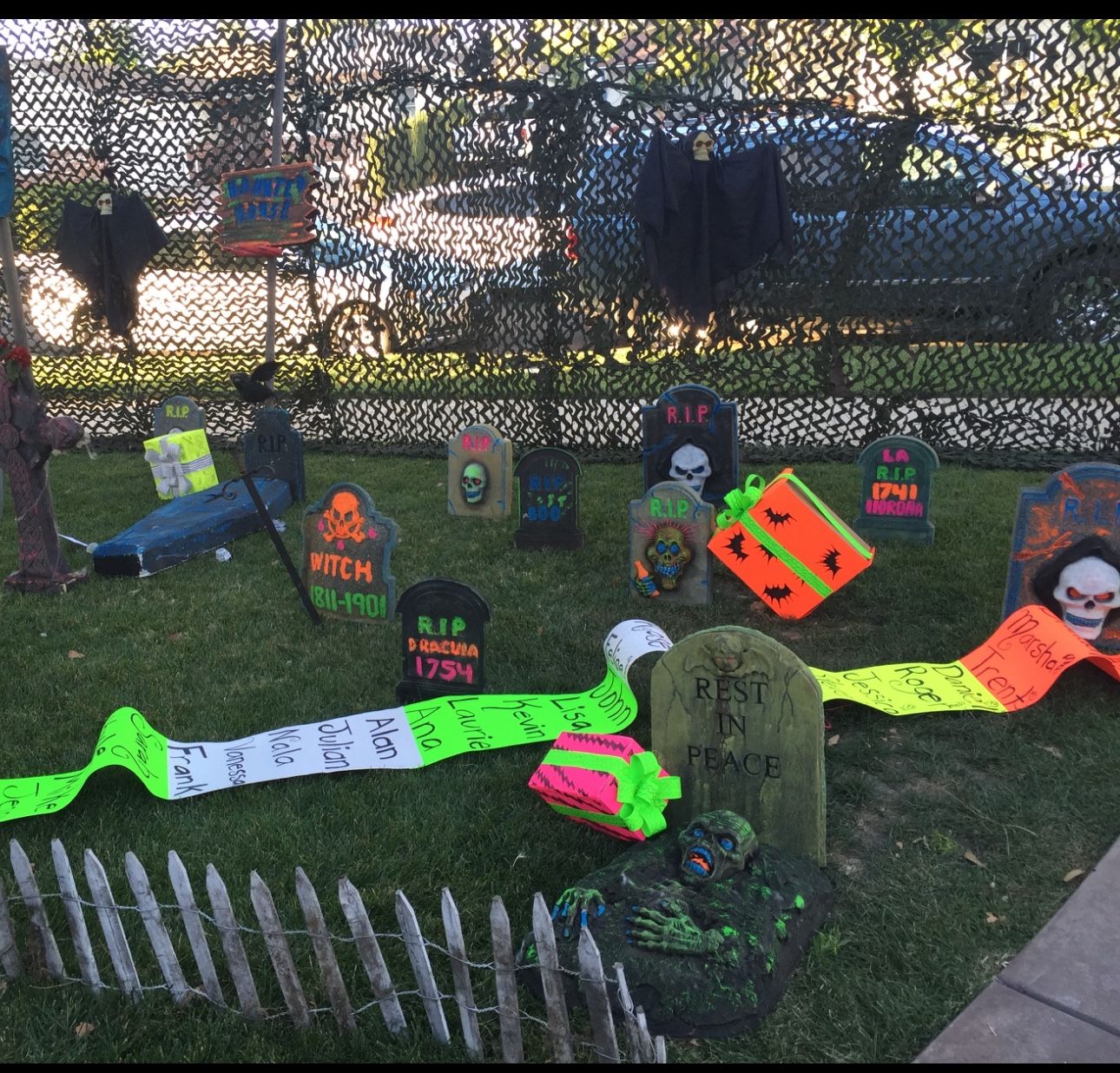 Halloween Prop Also 8  4’ Light Fixtures With Black Light Tubes.