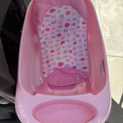 Summer-PiNK-Baby/infant Bath Tub With Fish Print- Retail $35