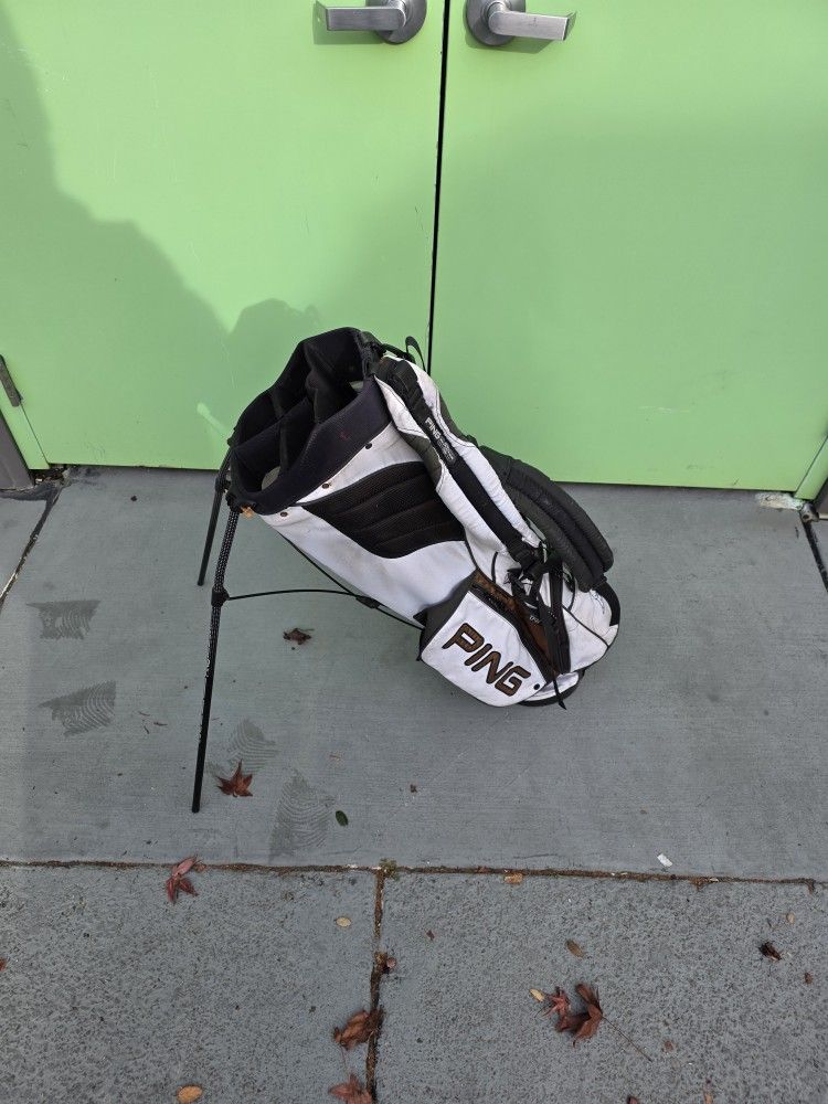 PING Hoofer Vantage Standing Golf Bag 5 Way Nylon Extra Light
Black / White Multiple Pockets