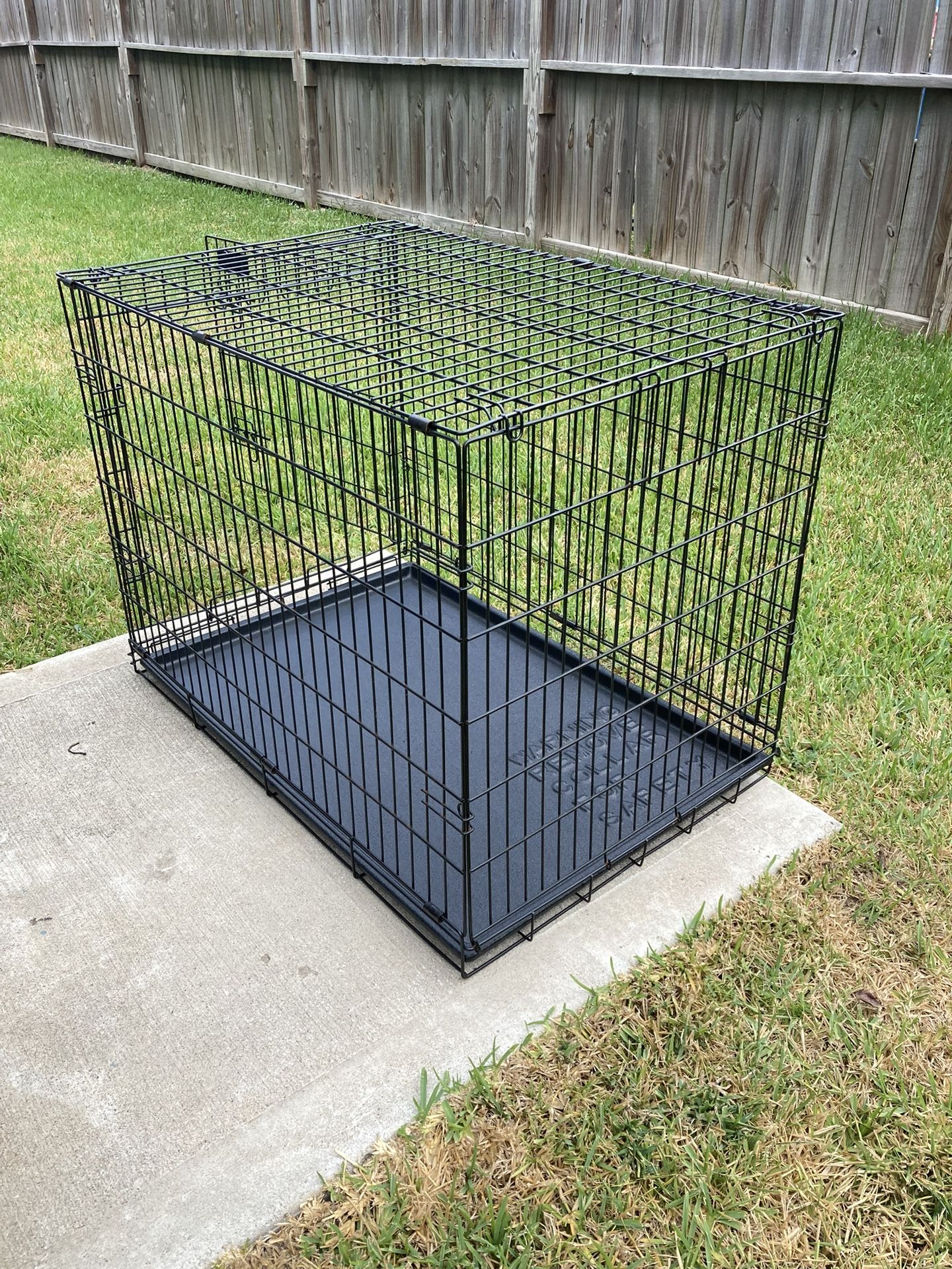 PETMATE MEDIUM SIZE PET CRATE/ KENNEL