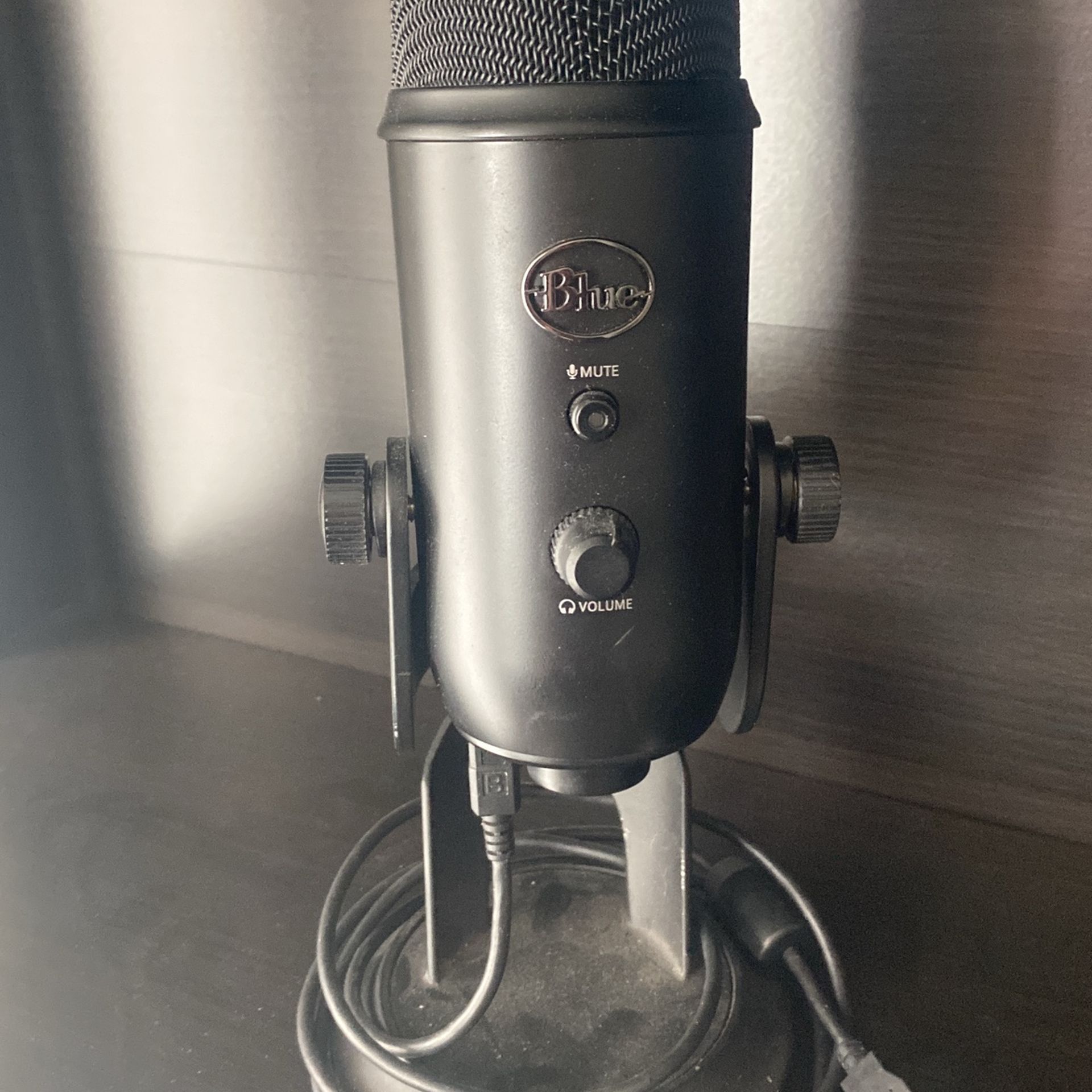 Black “blue Yeti” USB Mic