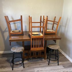 Dinning Room Table An Chairs 