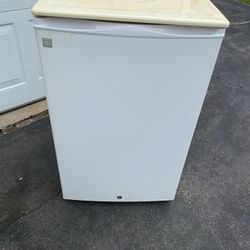 Mini Dorm Refrigerator W. Freezer 