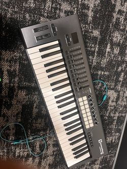 Novation Launchkey 49 MK2 MIDI Keyboard Controller + USB/MIDI Cable