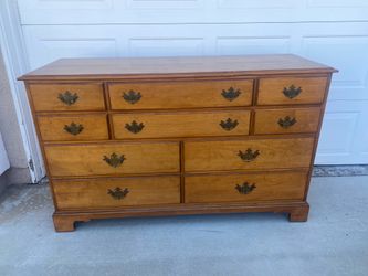Selling a 10 drawer dresser