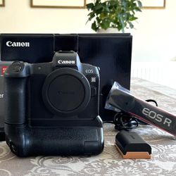 E Canon EOS R 30.3MP Mirrorless Digital Camera - Black with battery grip