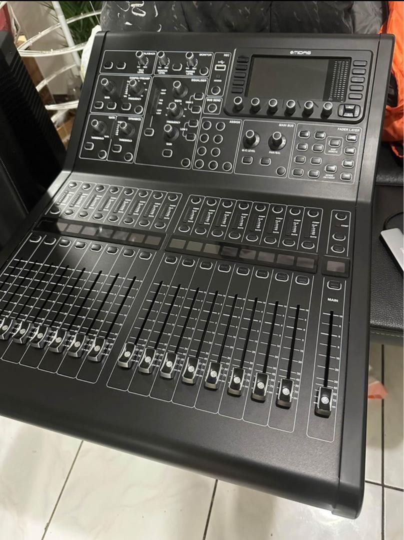 Midas-M32R-LIVE-40-channel-Digital-Mixer.