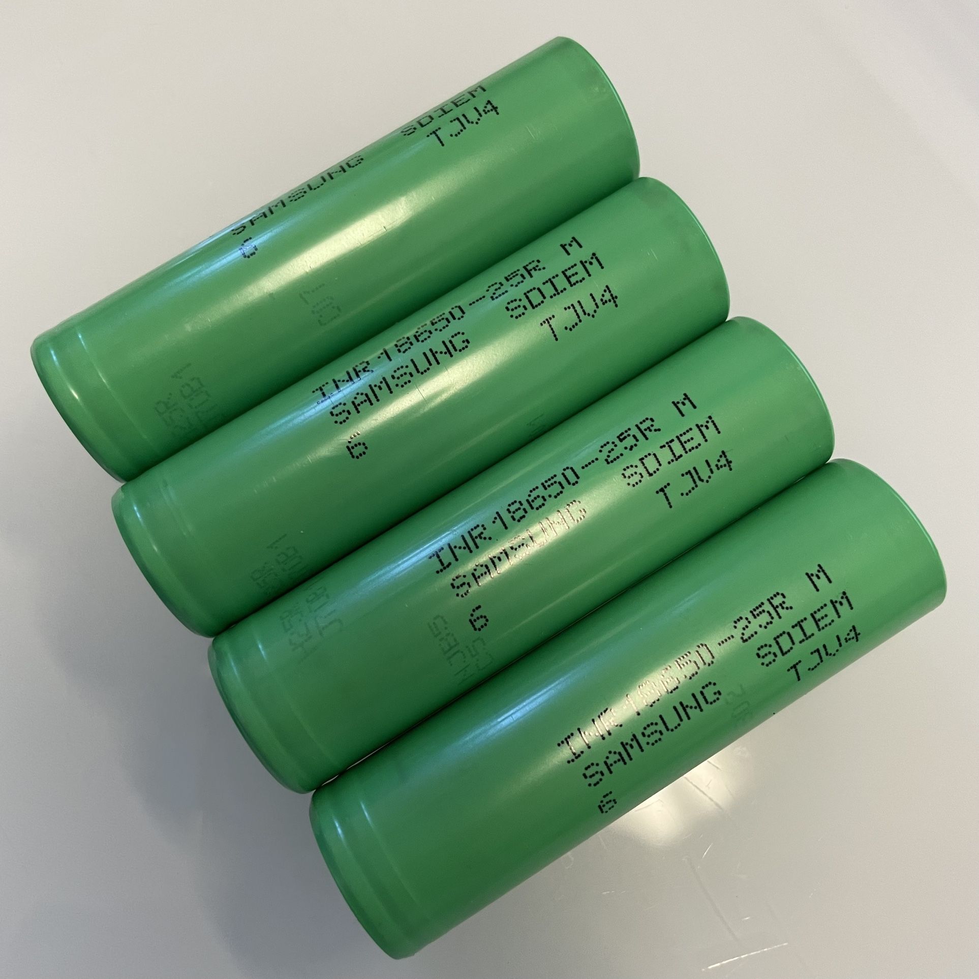 Lot of 4 - Samsung 18650 Lithium Ion Rechargable Battery 18650-25R