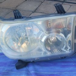 Free Toyota Tundra 2011 Headlights