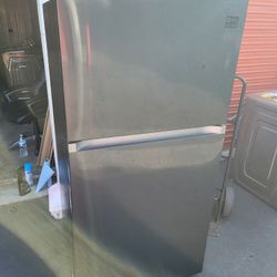 Like New Black Stainless Steel Samsung 21cu Ft Apartment Size Top Freezer Refrigerator With Ice Maker 🧊 
