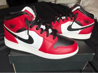 Nike Air Jordan 1 Mid Chicago Black Toe