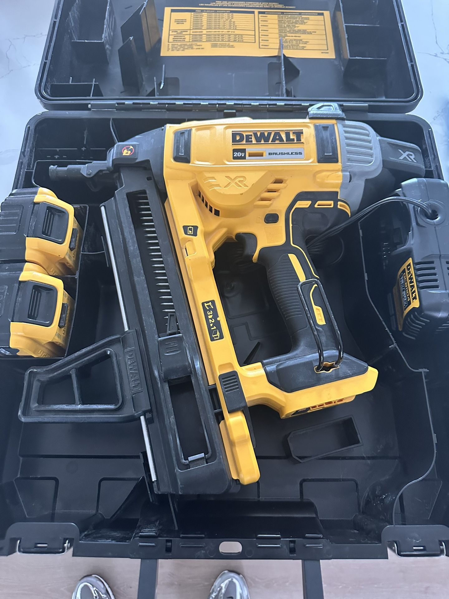 Dewalt Concrete Gramng Nailer DCN890P2