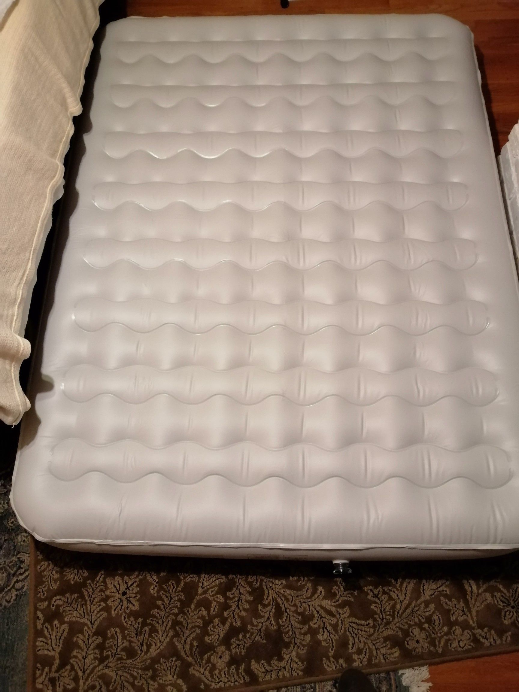 Etekcity Queen Air Mattress High, 80L x 60W Rechargeable