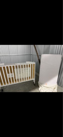 White crib with Mattress Full Size