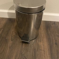 Small Stainless steel trash can  with removable liner And Foot Pedal. . 