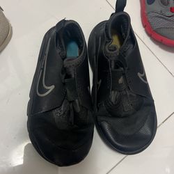 Brand name gym shoes Boys Size 7-10