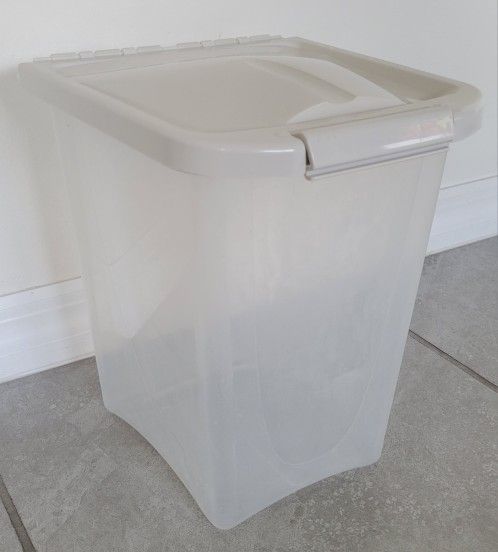 10-Pound Food Container with Fresh-Tite Seal white