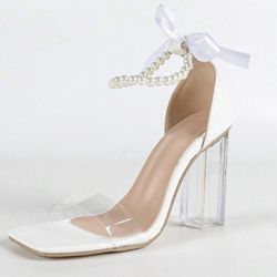 Zapatillas blancas con tacón transparente