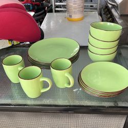 Vajilla Para 4 Personas En Buen estado Solo Falta Una Tasa 