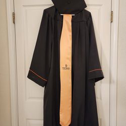 UT Business School Bachelor's Cap, Gown And Stole
