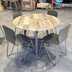 Round table with its four chairs $150