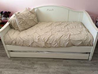 Pottery Barn daybed trundle With Both Mattresses