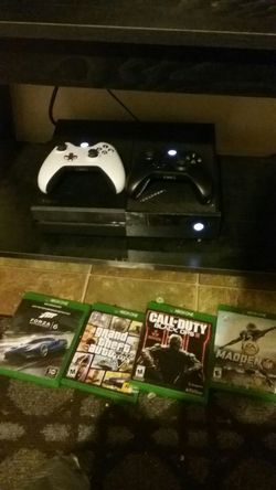 Black xbox one with 4 controlers and 4 games