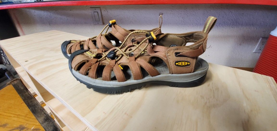 Keen Woman's Sándals Size 7.5.