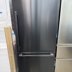 Brand new Hisense 17.2-cu ft Counter-Depth 32-in Wide Bottom-Freezer Refrigerator Fingerprint Resistant