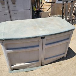 Rubbermaid Style Outdoor Storage Tote Container 