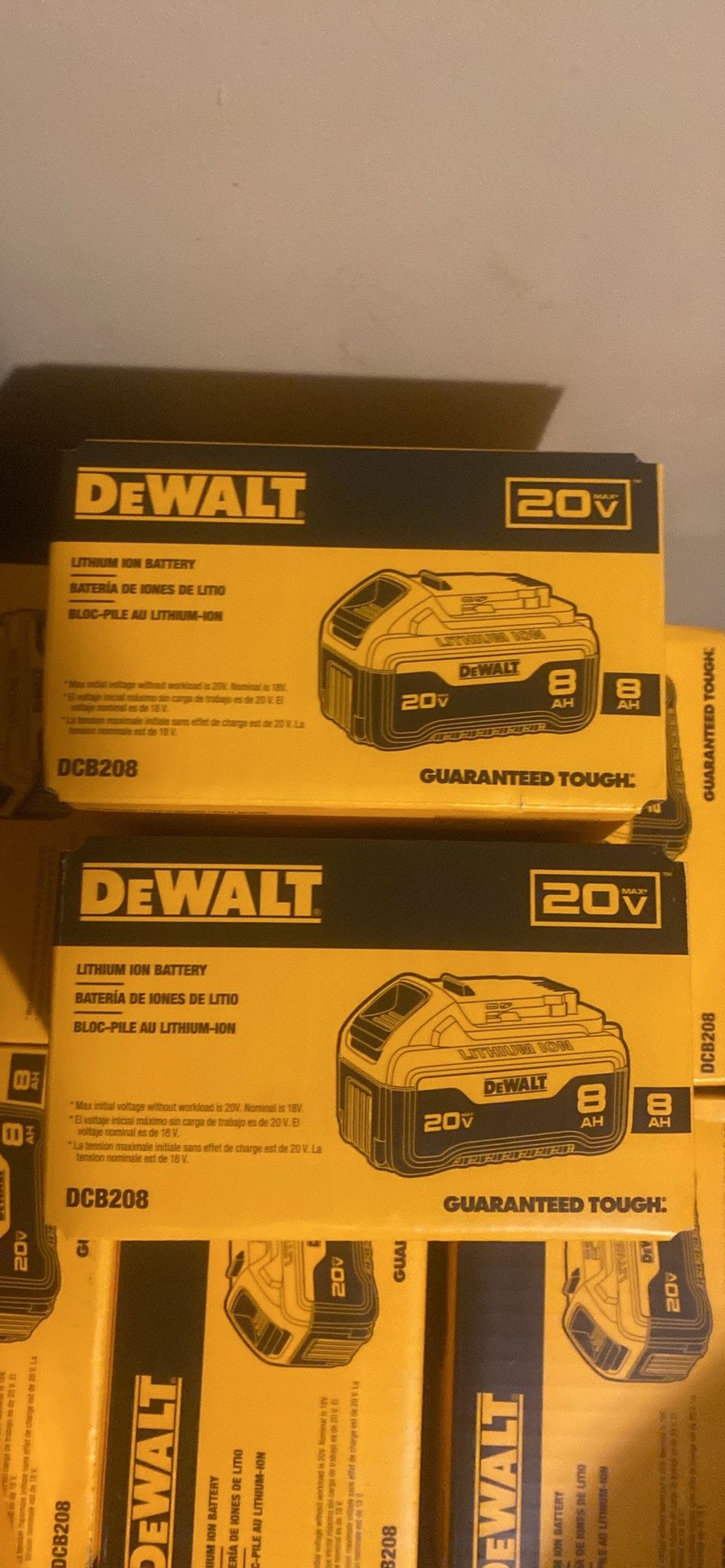 DEWALT 20-V Lithium ion battery (8AH) Two batteries