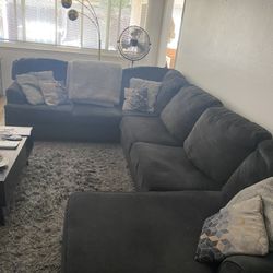 Living Spaces Blue Sectional W/Chaise (138L/92x92W)