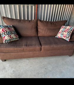 FAMILY BEDROOM TV ROOM COUCH PLUSH BROWN WITH PILLOWS