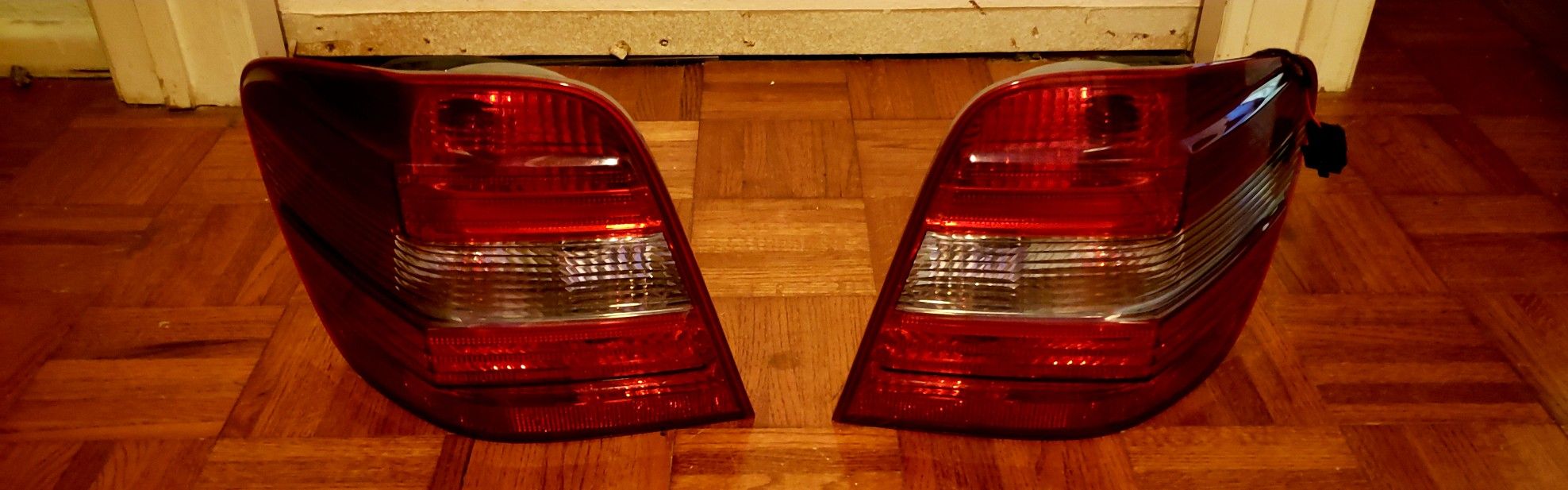 LIKE NEW Mercedes Benz OEM Tail lights Left and Right Ml-class w164