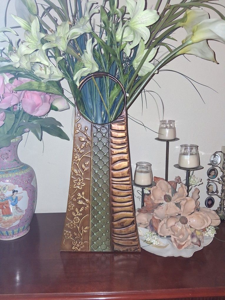 Florero De Metal Flores Incluidas Mide 2 Piez De Largo Flores Incluidas