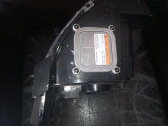 Passenger Headlight For MKT  Lincoln 2012 Headlight Works Just Has Scratches Asking $250 Or Better Offer